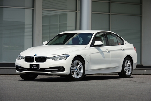 BMW เปิดตัวบีเอ็มดับเบิลยู 330e (Iconic) ตอบรับกระแสปลั๊กอิน ไฮบริด พร้อมประกาศสถิติยอดขายสูงสุดในช่วง 9 เดือนแรก 