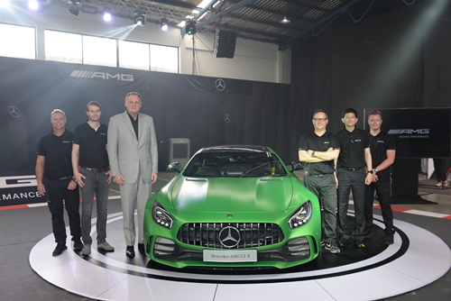 เบนซ์ เสริมแกร่งแบรนด์ Mercedes-AMG เปิดตัว 2 รุ่นใหม่ Mercedes-AMG GT R และ Mercedes-AMG GT C ตอบสนองทุกความเร้าใจ                  